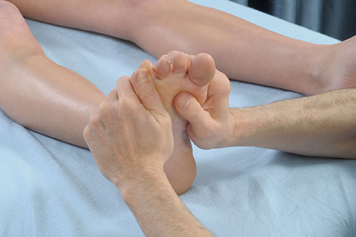 درد زیر انگشتان پا، علت علائم و درمان